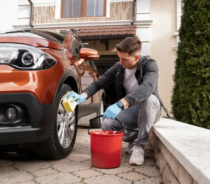 Lavage auto à domicile Saint-Jean-de-la-Haize : professionnel intervenant sur un véhicule